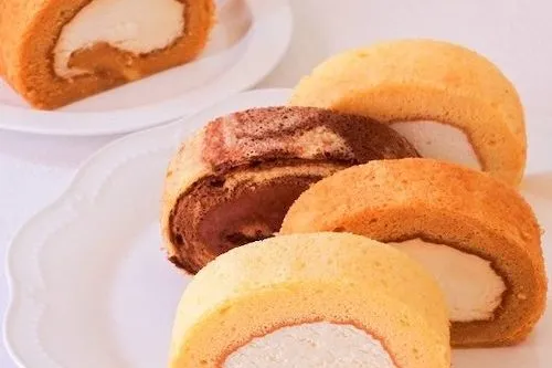 いろいろな味のシフォンケーキのロール